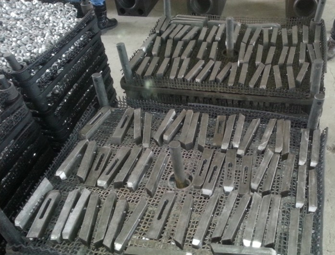 如何根据具体需求选择合适的回火温度和时间？